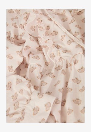 Lichtroze stof met een klein bloemenpatroon in oranje en bruin. Heeft een gerimpelde rand en een zachte textuur, geschikt voor lichte kleding.