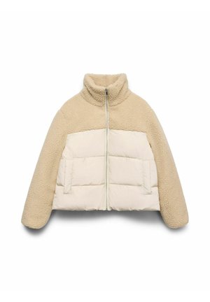 Bēšs šerpas vilnas džemperis ar kviltētām apakšējām priekšējām daļām, pilnas garuma rāvējslēdzēja aizdari, augstu apkakli un sānu kabatām, izklāts uz balta fona.