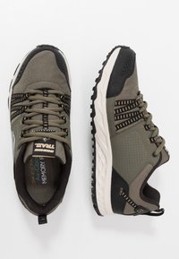 Skechers ESCAPE PLAN - Zapatillas - olive/black