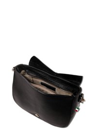 Zwarte leren schoudertas met een gestructureerd oppervlak, zilverkleurige hardware en een ritsvak. Het interieur heeft een beige voering en een klein vakje.