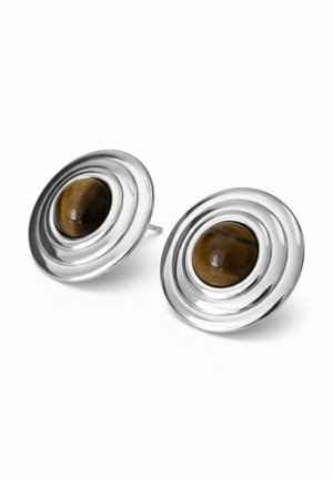 Pendientes de botón redondos de plata con diseño de círculos concéntricos, cada uno con una piedra de ojo de tigre marrón pulida en el centro.