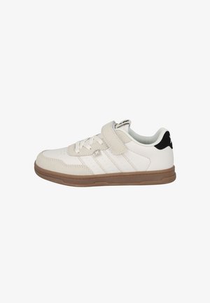 Zapatilla blanca de caña baja con detalles en ante beige, cordones blancos, una correa de velcro y suela de goma marrón, vista de perfil.
