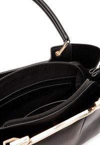 Zwarte leren handtas met gouden hardware, met ritssluitingen en een gladde textuur. Binnenin bevinden zich meerdere zakken.