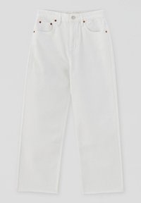 Białe jeansy o prostych nogawkach z zapięciem na guziki i zamek błyskawiczny, dwie przednie kieszenie z metalowymi nitami oraz szlufki na pasek.