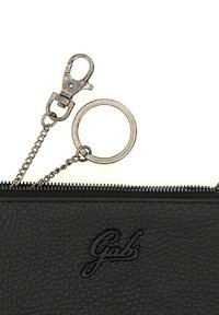 Billetera de cuero negro con superficie texturizada, cierre de cremallera y una cadena de metal con cierre de langosta y un anillo para llaves.