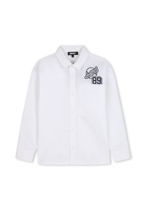 Chemise blanche à manches longues boutonnée avec poche avant et logo noir "New York 89" sur le côté supérieur gauche, étiquette DKNY à l'intérieur du col.