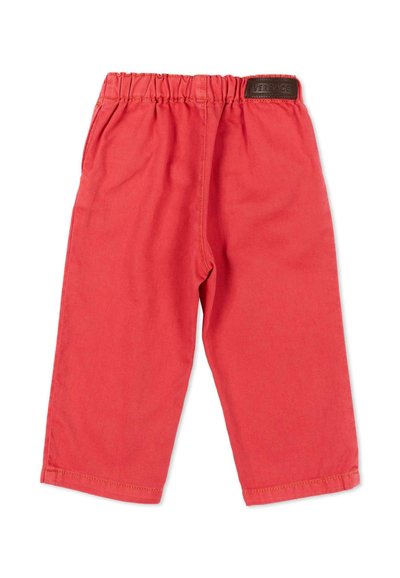 Pantaloni rossi per bambini con elastico in vita e toppa in pelle Versace sul retro a destra.