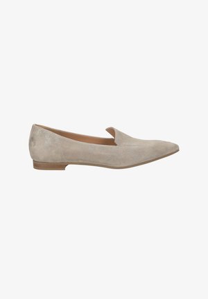 Mocassin plat en daim beige à bout pointu avec un petit talon en bois, design à enfiler et des coutures discrètes le long des côtés et du bout.