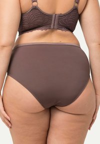 Bruine ondergoed met volledige bedekking, gemaakt van gladde stof, hoog uitgesneden ontwerp en een naadloze tailleband. Kenmerkt zich door een eenvoudig, strak afgewerkt design.