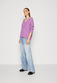 Mos Mosh THORA V-NECK - Pulover - iris orchid