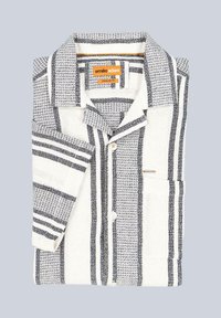 Kurzärmliges, weißes Hemd mit schwarzen vertikalen Streifen. Verfügt über einen Kragen, eine Knopfverschluss, eine Brusttasche und einen strukturierten Stoff.