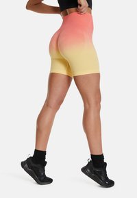 SQUATPROOF HIGH WAIST - Pantalón corto de deporte - pink orange