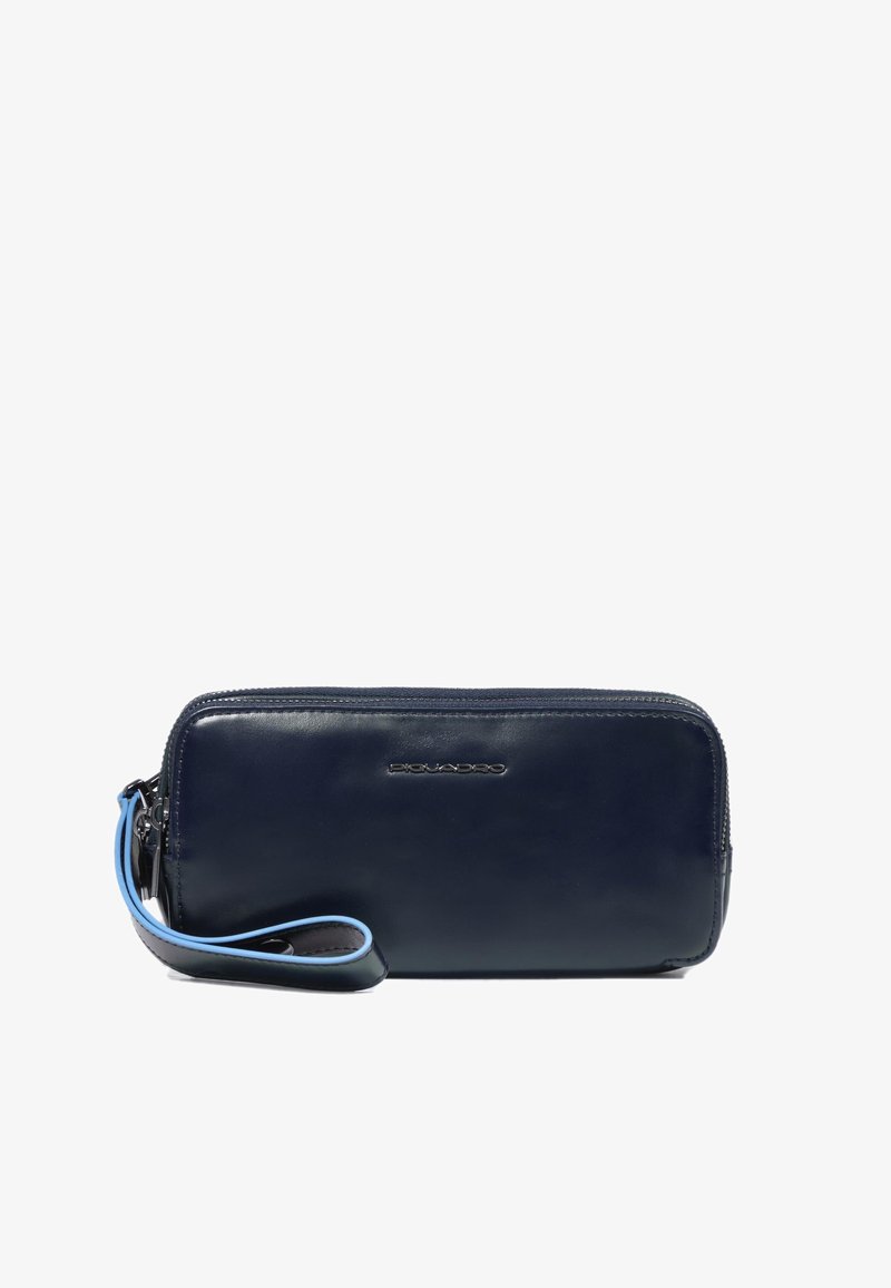 Portefeuille en cuir bleu marine à texture lisse, fermeture éclair et bracelet poignet bleu clair. Comprend un logo embossé sur le devant.