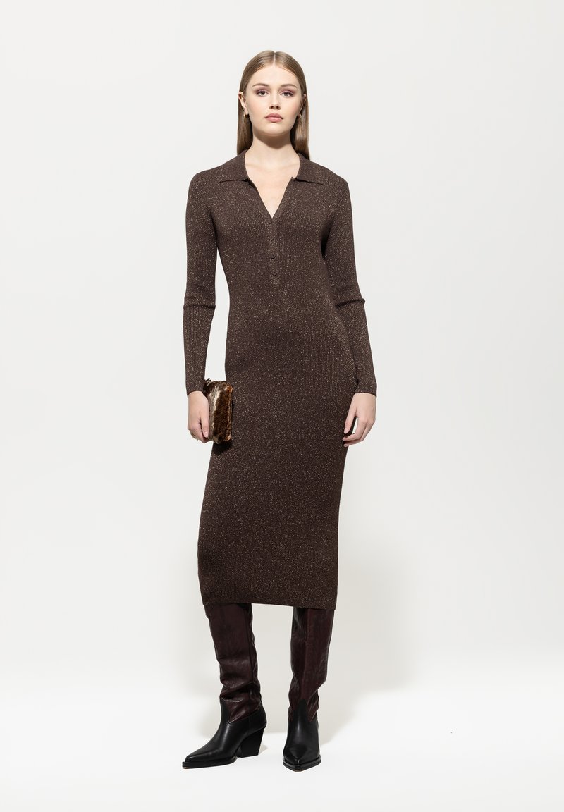 Braunes, geripptes Strickkleid mit Kragen, Knopfleiste und langen Ärmeln; kombiniert mit kniehohen burgunderfarbenen Stiefeln und einer kleinen braunen Pelzclutch.