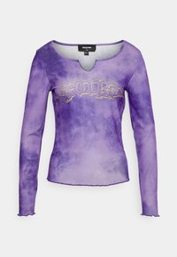 Fialová dlouhá rukávová košile s přiléhavým střihem, se lodičkovým výstřihem, batikovaným vzorem a zlatým grafickým textem na přední straně.