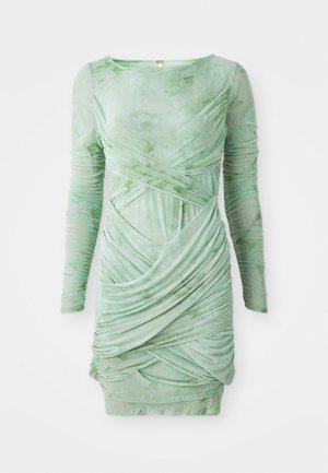 Dolga obleka iz svetlo zelene, teksturirane tkanine, ki se ponaša z drapirano zasnovo z asymetričnimi linijami in prilegajočim silhuetom.