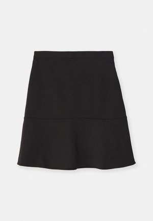 Černá rozšířená sukně z hladké, pružné látky. Disponuje širokým páskem a lichotivým A-liniovým střihem, čistý a minimalistický design.