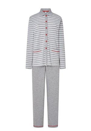 Top de manga larga a rayas grises con botones y detalles rojos, combinado con pantalones grises. La tela parece suave y tiene un corte casual.