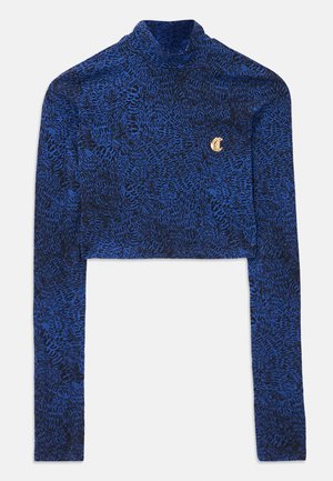 Haut à manches longues cropé en bleu avec un motif texturé. Présente un col montant et un accent en émail doré sur la poitrine. Tissu doux.