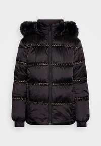 Veste matelassée noire avec fermeture éclair frontale, rayures texturées horizontales, poches latérales zippées, capuche, et bordure en fausse fourrure noire sur la capuche.