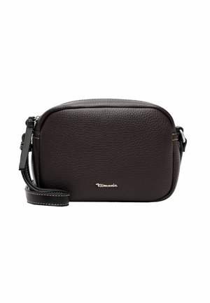 Petit sac bandoulière en cuir brun foncé texturé avec logo argenté et bandoulière ajustable sur fond blanc.
