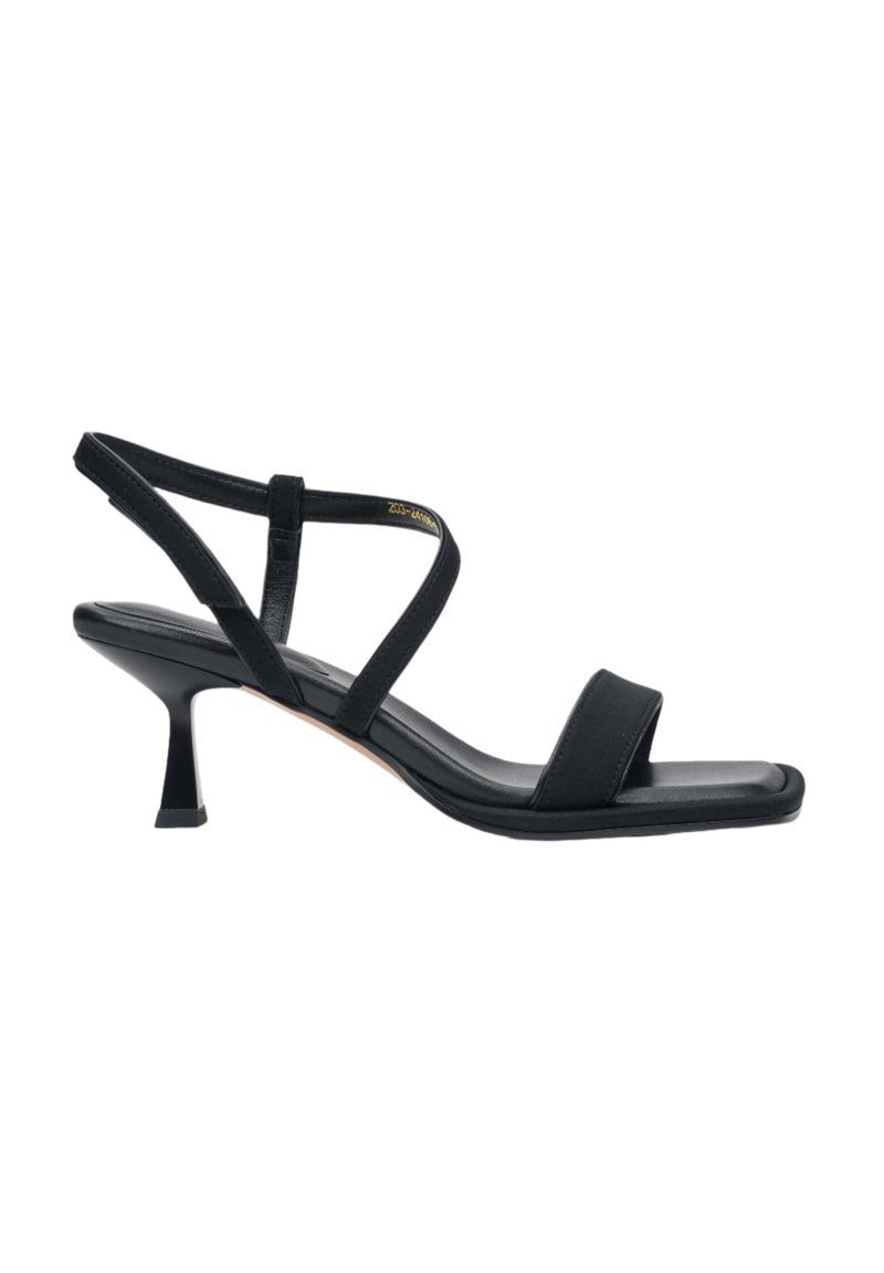 Zwarte sandalen met hoge hakken, voorzien van slanke kruislings gespen, vierkante neusontwerp en een taps toelopende hak. Gemaakt van een glad leerachtig materiaal.