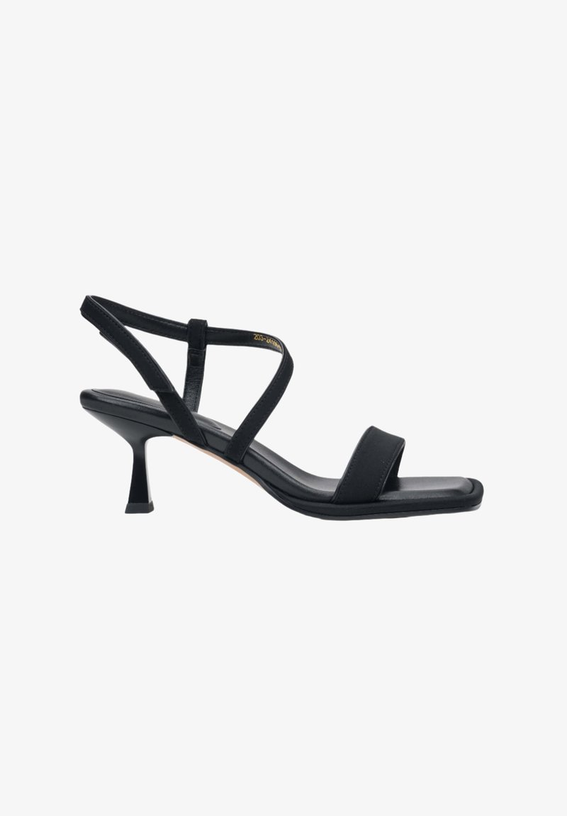 Zwarte sandalen met hoge hakken, voorzien van slanke kruislings gespen, vierkante neusontwerp en een taps toelopende hak. Gemaakt van een glad leerachtig materiaal.