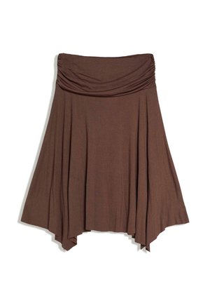Brązowa asymetryczna spódnica z marszczonym pasem i zwiewnym, chustkowatym dołem, wyłożona płasko na białym tle.