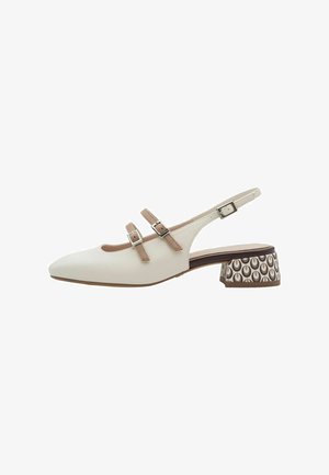 Slingback-schoen van zacht wit leer met twee verstelbare bruine bandjes en een bruin blokhak met patroon en ronde motieven.
