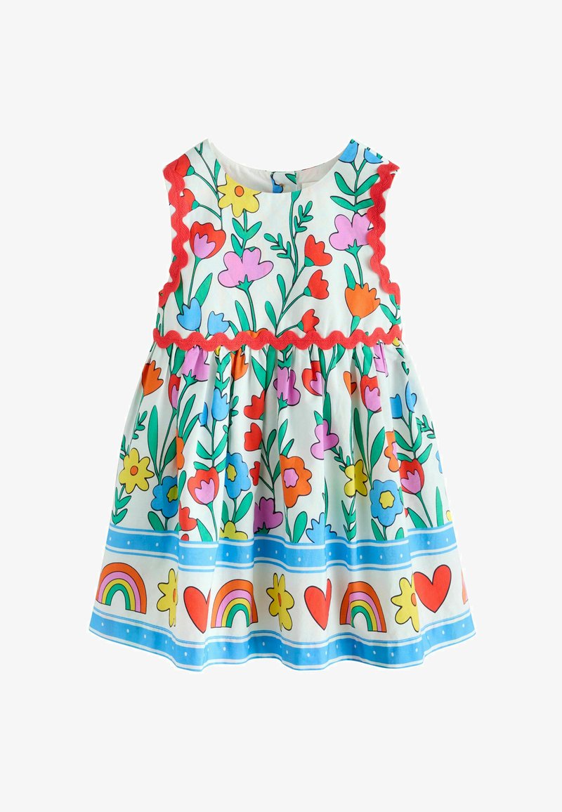 Robe blanche sans manches avec imprimé floral coloré, bordure rouge et bord inférieur présentant des arcs-en-ciel, des cœurs et des fleurs jaunes sur des rayures bleues.