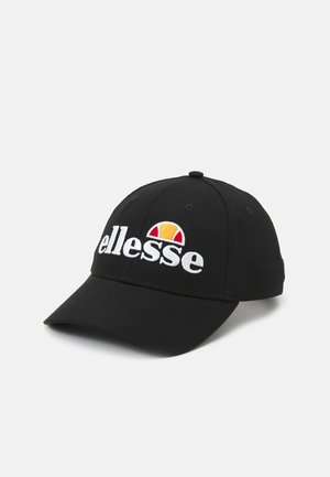 Gorra de béisbol de tela negra con una correa ajustable. Presenta un logotipo bordado en blanco de "ellesse" y un gráfico circular en rojo y amarillo.
