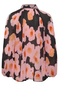 Fållad blus med svart bakgrund som har stora rosa och orange blommönster, krage och voluminösa ärmar.