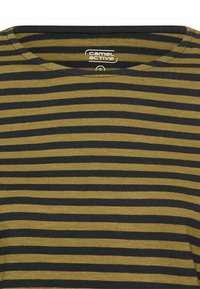 Stribet t-shirt med olivengrønne og sorte vandrette striber, rund halsudskæring, blød tekstur, med mærket "Camel Active" på indersiden.
