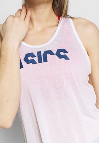 Canottiera bianca con sfumatura dal rosa chiaro al bianco, caratterizzata da testo geometrico blu scuro. Progettata con scollo rotondo e senza maniche.