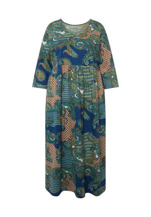 Długa sukienka z dekoltem w serek, 3/4 rękawami i tkaniną w wzór paisley w kolorach niebieskim, zielonym i brzoskwiniowym, z teksturowanymi i wzorzystymi panelami.