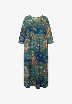 Długa sukienka z dekoltem w serek, 3/4 rękawami i tkaniną w wzór paisley w kolorach niebieskim, zielonym i brzoskwiniowym, z teksturowanymi i wzorzystymi panelami.