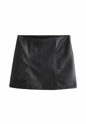 Svart fusk läder mini kjol med en elegant design med vertikala sömmar och en slät yta. Ingen synlig hårdvara eller dekorationer.