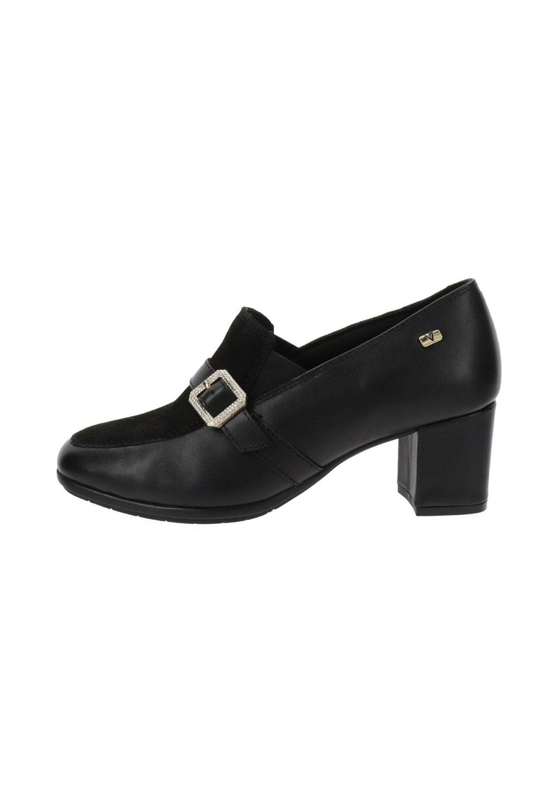 Zapato de tacón negro con punta redonda, hecho de cuero y ante suave. Presenta una hebilla decorativa y un tacón texturizado para mayor agarre.