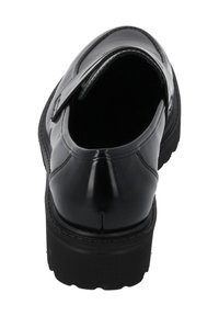 Chaussure en cuir noir brillant avec un bout arrondi, un col rembourré et une semelle en caoutchouc épaisse. Présente des coutures le long des bords et un design minimaliste.