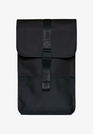 Zwarte waterdichte rugzak met een opklapbare klep, verstelbare schouderband en logo detail. Gladde textuur met een matte afwerking.