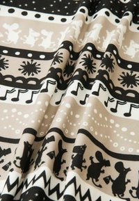 Tkanina w wzór z naprzemiennymi pasami czerni, beżu i bieli, z sylwetkami postaci, nutami muzycznymi i wzorami geometrycznymi.