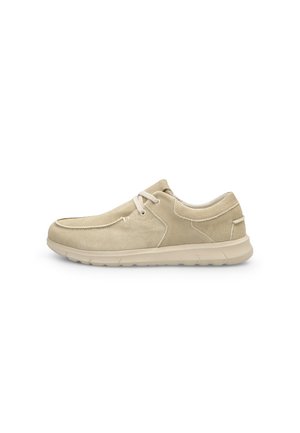 Scarpa casual beige in camoscio con lacci, colletto imbottito e suola in gomma, vista laterale su sfondo bianco.