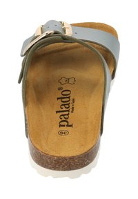 Sandalo scivoloso in pelle grigia con una fibbia metallica, suola intermedia in sughero e suola esterna testurizzata di colore chiaro. All'interno presenta una soletta in suede color marrone.
