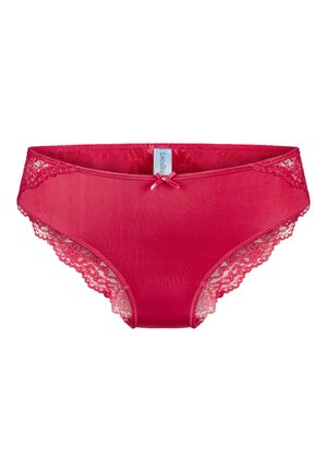 Červené dámske bikini nohavičky s čipkovým lemom a malou mašľou v prednej časti, s označením značky vo vnútri pásu.