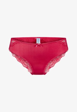 Červené dámske bikini nohavičky s čipkovým lemom a malou mašľou v prednej časti, s označením značky vo vnútri pásu.