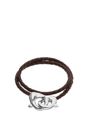 Pulsera de cuero trenzado marrón con cierre doble en forma de corazón de plata, mostrada enrollada sobre fondo blanco.