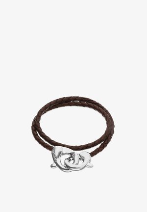 Pulsera de cuero trenzado marrón con cierre doble en forma de corazón de plata, mostrada enrollada sobre fondo blanco.