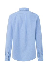 Camisa de manga larga en azul claro, hecha de un tejido texturizado. La espalda presenta un pliegue, cuello estándar y puños abotonados. Diseño limpio y minimalista.