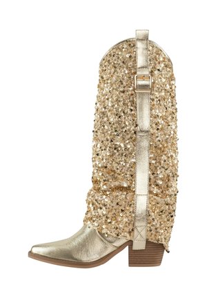 Stivale da cowboy oro con paillettes, albero metallico lucido, parte superiore glitterata e testurizzata, punta quadrata e tacco a blocco con una cinghia decorativa.