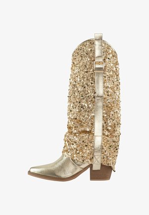 Stivale da cowboy oro con paillettes, albero metallico lucido, parte superiore glitterata e testurizzata, punta quadrata e tacco a blocco con una cinghia decorativa.